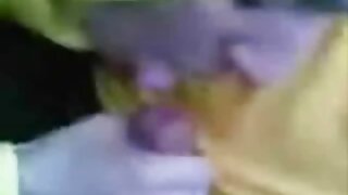 Egy pornó filmek xxx elhagyatott tengerparton egy férfi különböző színű lányokat kefél