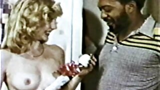 Megmossa a punciját a zuhany alatt, majd hagyja, hogy a fickó nyalja a szex és pornó videók punciját