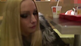 Aranyos lány lesz kutyus stílusban előtt egy srác, hogy fasz ingyenes porno film minden lyuk